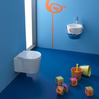 Håndvask og toilet til børnetoilettet