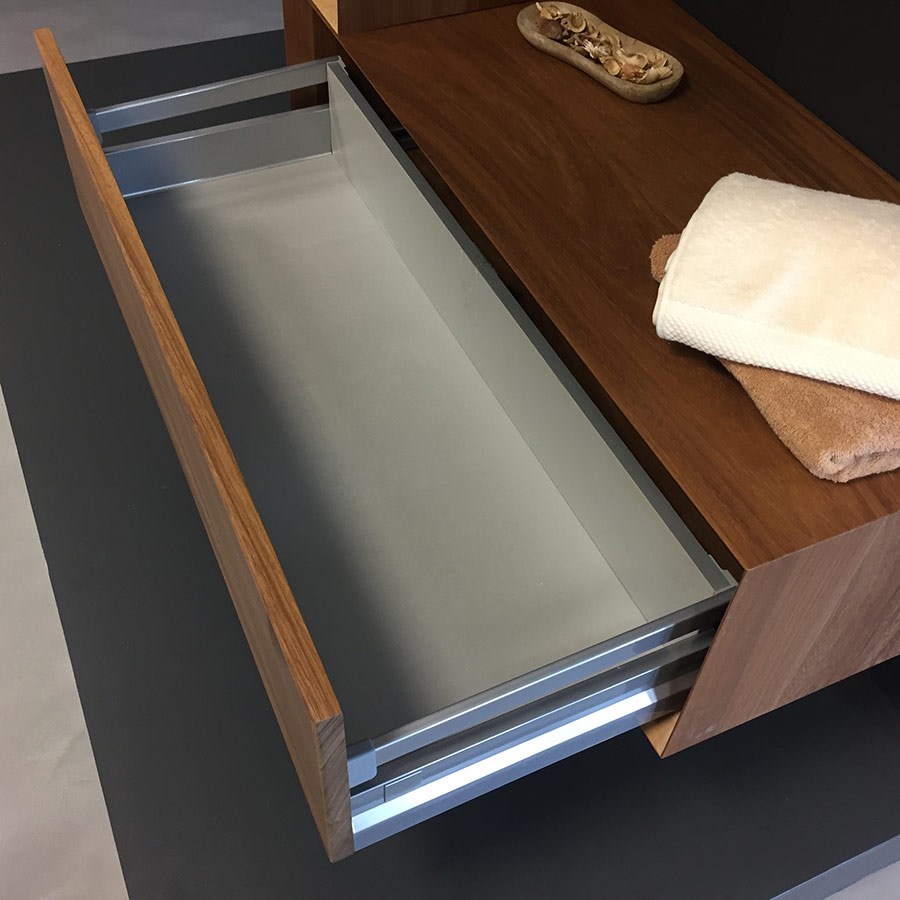 badeværelsesmøbel iroko wood sideskab med åben skuffe