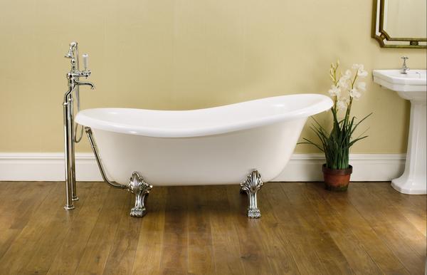 Badekar p� l�vef�dder ROXBURGH m. hvide f�dder.