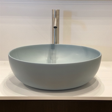 Lyseblå håndvask i porcelæn til bordplade