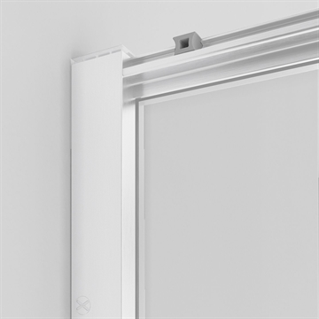 Detalje med vægprofil og top profil i hvid Calomo bruseskydedør