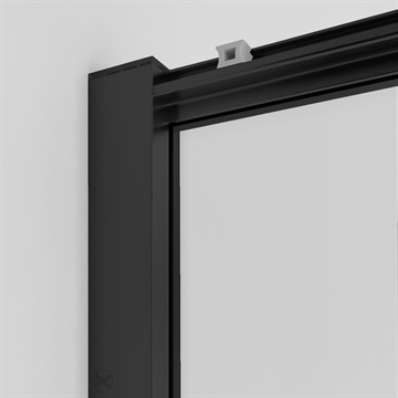 Detalje med vægprofil og top profil i matsort Calomo bruseskydedør