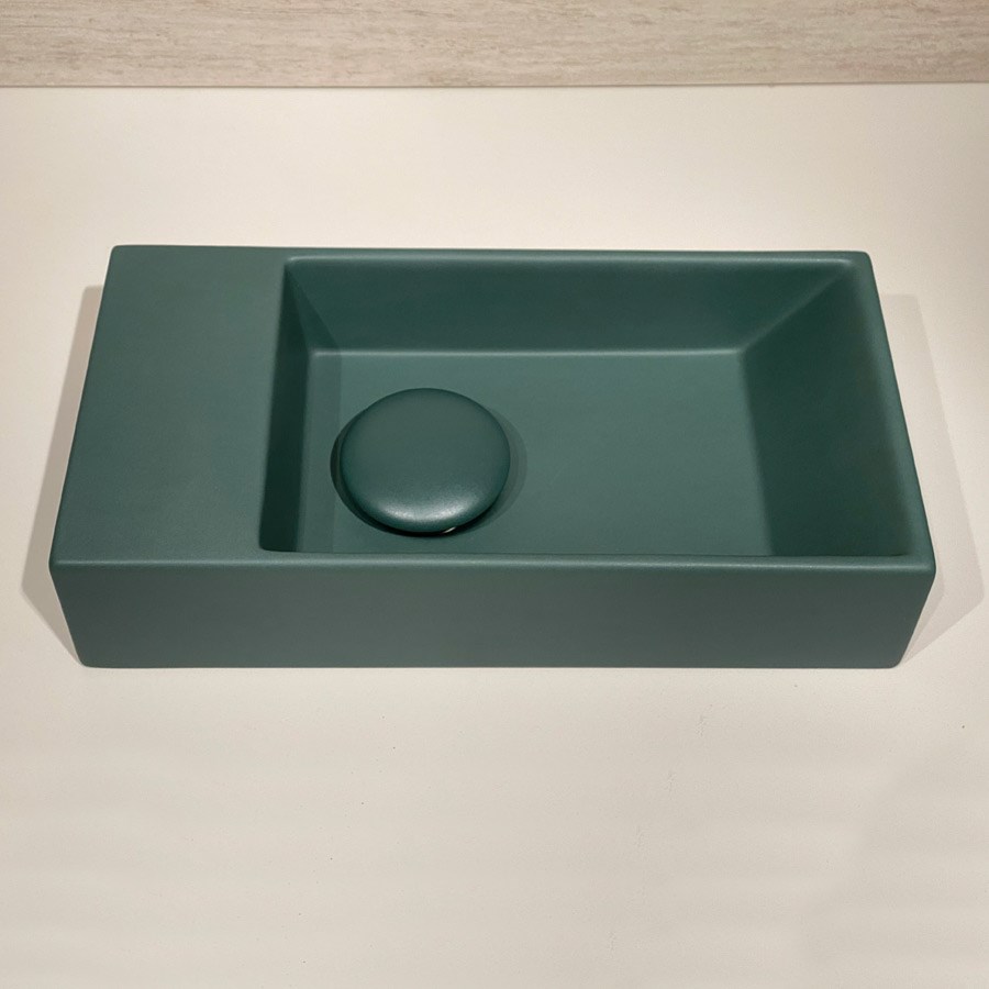 Lille mørkegrøn håndvask til det lille badeværelse