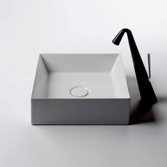 Firkantet håndvask i et smukt enkelt design til placering på bordplade | Design4home