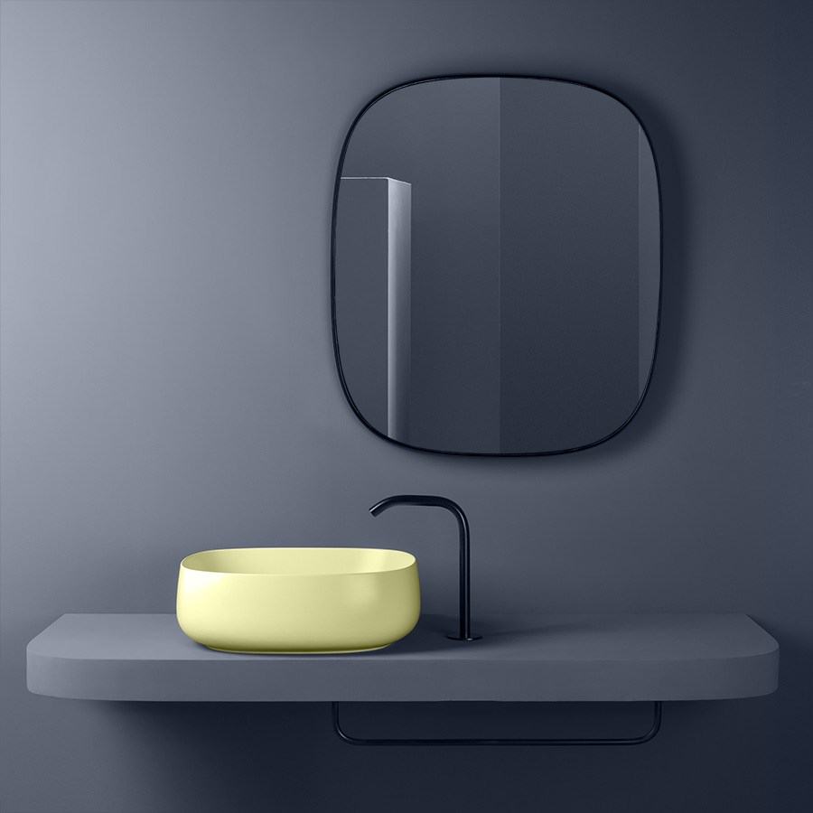 Gul håndvask på bordplade i ovalt design