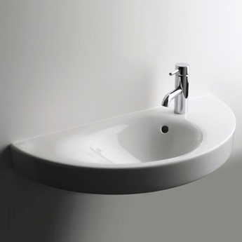 Smal håndvask på væg velegnet til det lille toilet