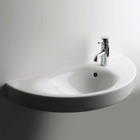 Smal håndvask på væg velegnet til det lille toilet
