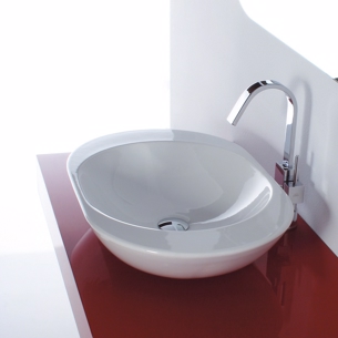 Oval håndvask på bordplade i et flot design 