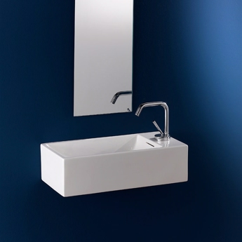 Firkantet håndvask i smuk hvid porcelæn til at hænge på væg