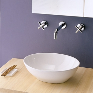 Oval håndvask med tynde kanter til placering på bordplade 