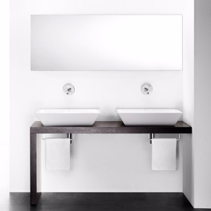 Sort håndvask på bordplade i firkantet design