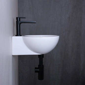 Håndvask Spot basic wall i hvid porcelæn mat sort blandingsbatteri