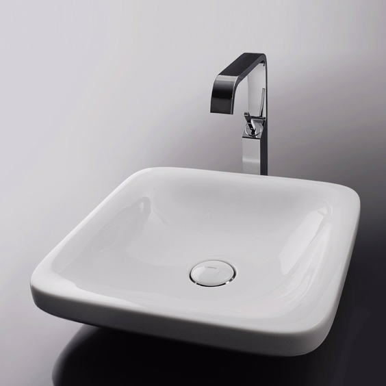 Firkantet håndvask i blank hvid porcelæn til bordplade