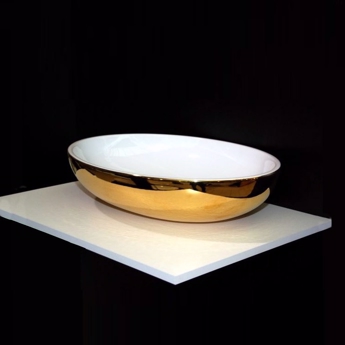 Oval håndvask på bordplade i guld