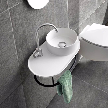 Lille håndvask med sort understel til vægmontering 