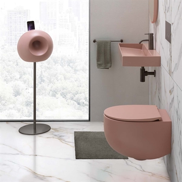 Lille toilet i lyserødt design til det lille badeværelse