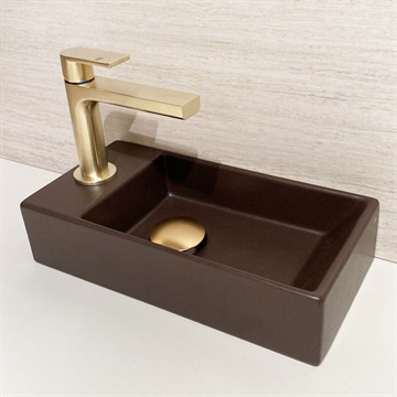 Mørke brun håndvask på lille badeværelse