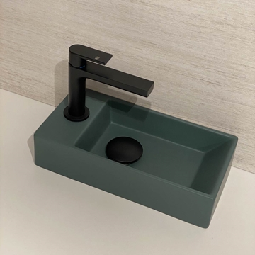 Grøn håndvask til lille badeværelse