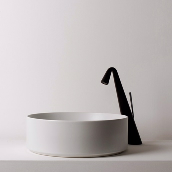 rund håndvask i elegant design til placering på bordplade