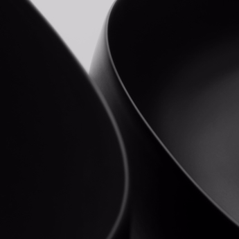 Fritstående håndvask til bordplade i sort med runde hjørner