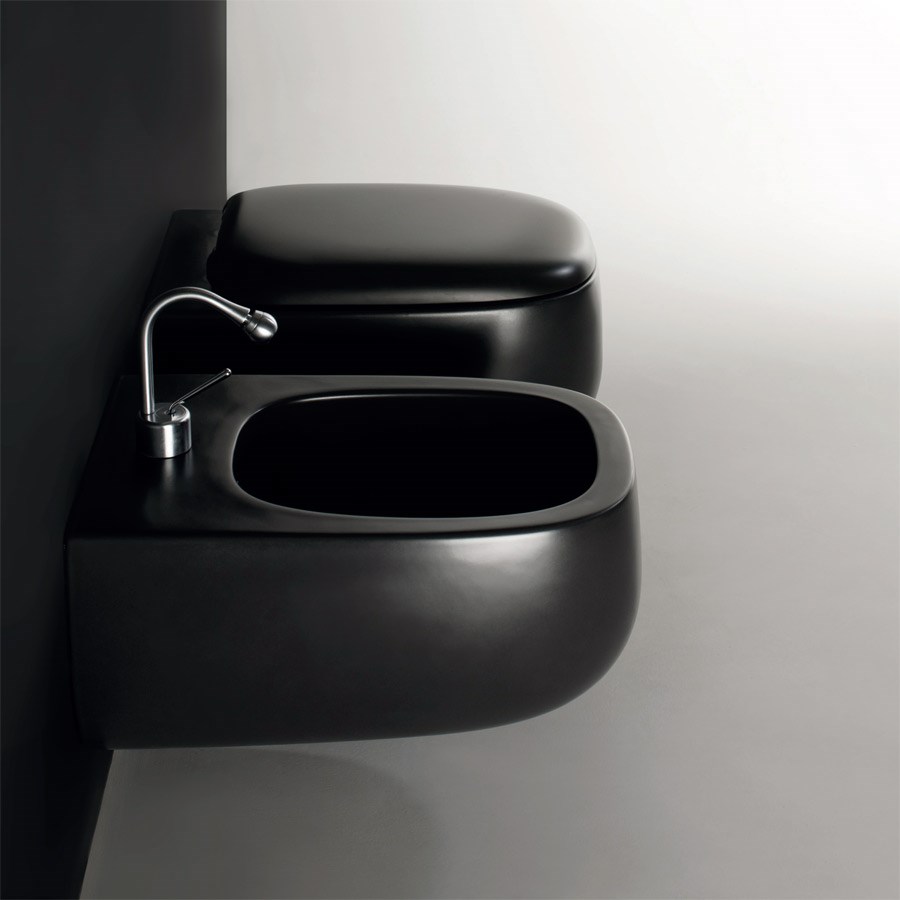Væghængt sort toilet Seed med sort toilet sæde i hvid porcelæn