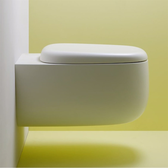 Væghængt toilet Seed med toilet sæde i hvid porcelæn
