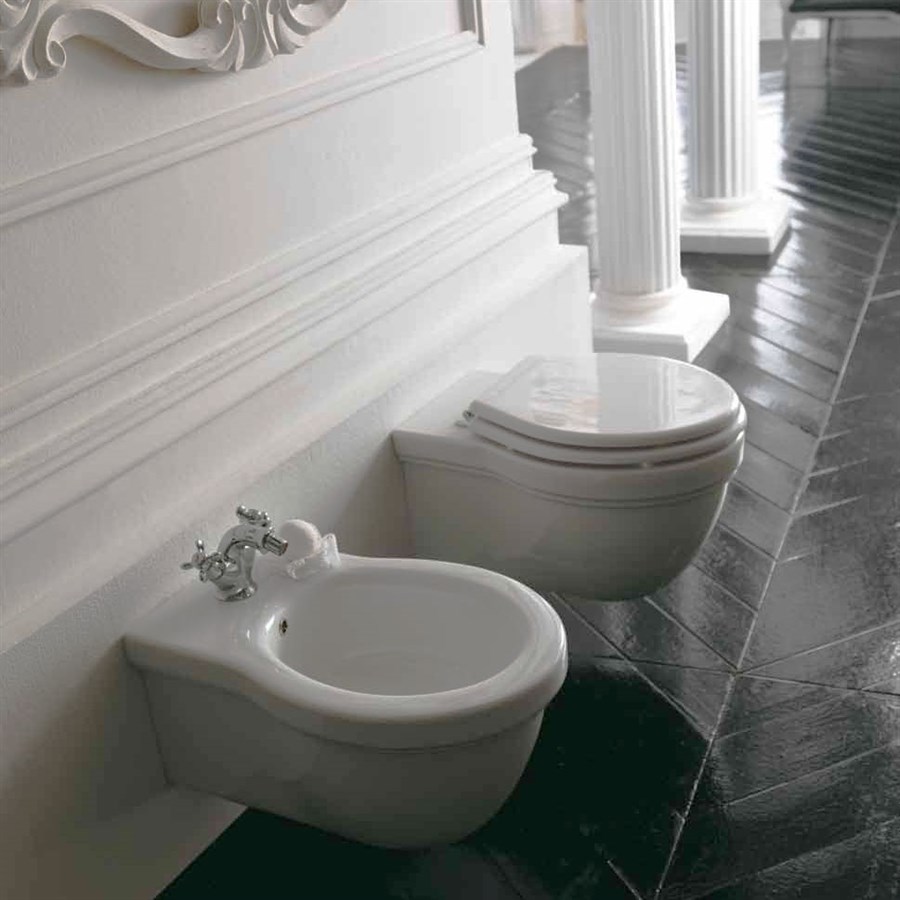 Væghængt toilet Theos i klassisk stil