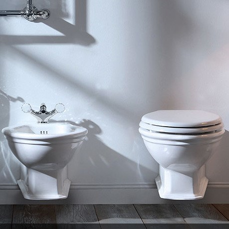 Væghængt toilet i klassisk stil