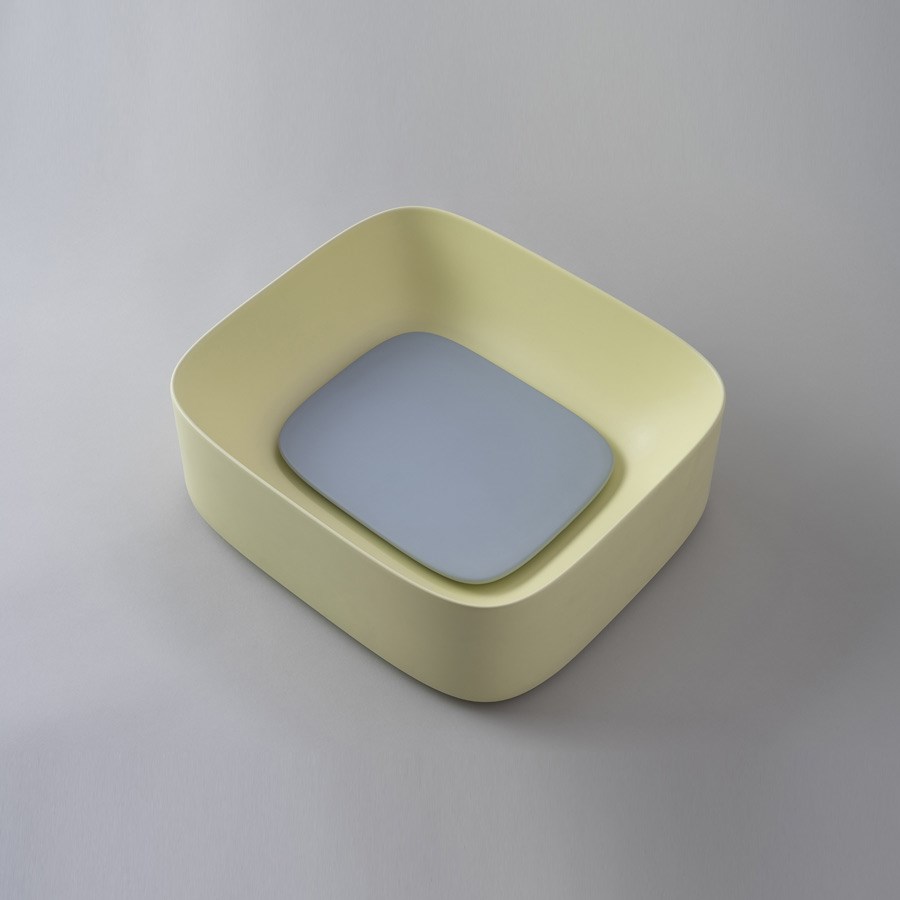 Flot gul håndvask med lyseblå bundplade