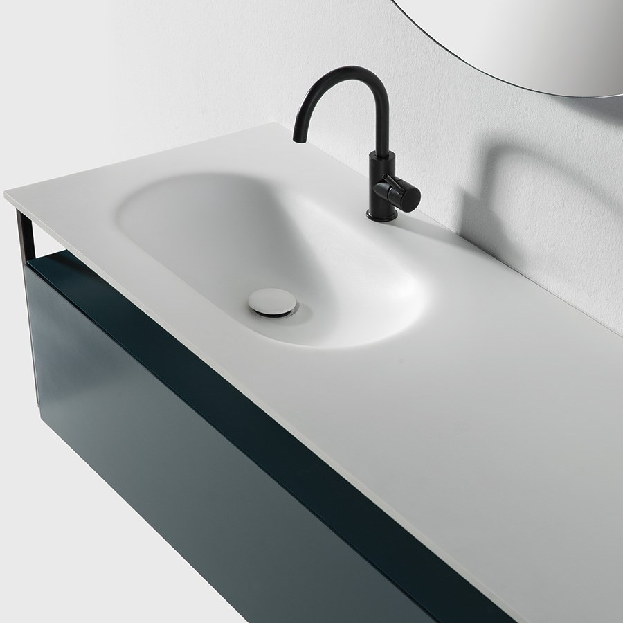 Black frame badeværelsesmøbel med bordplade med integreret håndvask