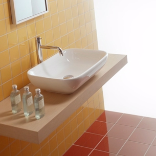 Firkantet håndvask i smukt design til placering på bordplade