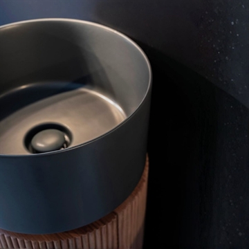 Sort håndvask med underskab i fritstående design